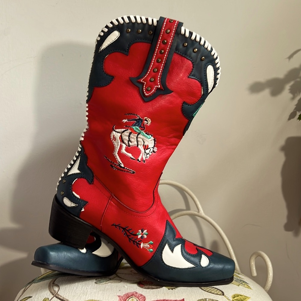 NEW Cowgirl boots! Adorable design!
